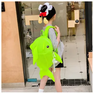 Süßer grüner Haifisch Rucksack für Kinder, stylische Tierform Schulranzen mit bequemen Gurten.