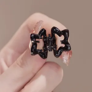 Petite pince à cheveux noire pour femme, accessoire géométrique élégant pour la frange.