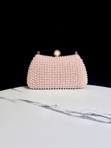 Bolso de noche tipo clutch de perlas rosadas hecho a mano con elegante cierre metálico elegante.