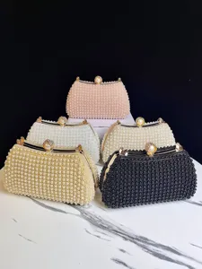 Detalle de bolso de noche de perlas hecho a mano con exquisita artesanía y cierre metálico brillante
