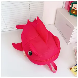 Detailansicht des süßen rosa haifischförmigen Rucksacks mit 3D-Flossen und praktischem Reißverschluss.
