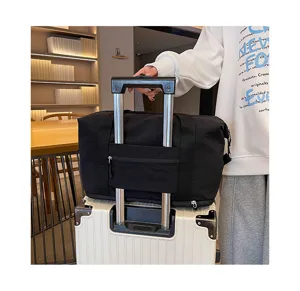 Schwarze Reisetasche mit Kofferhalterung, grobe Kapazitat leichte Sporttasche fur Wochenendausflug.