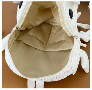 Detailansicht des weißen Sternmuster Cartoon Hai Rucksacks mit offenen Innentaschen.