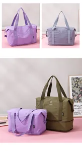 Detailansicht der grossen Reisetasche mit stabilen Griffen und strapazierfaehigem Stoff.