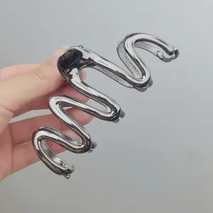 Große Metall Haarklammer mit unregelmäßigem Wellendesign, schicker eleganter Haarschmuck für Frauen.