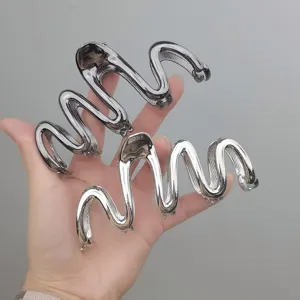 Unregelmäßige Metall Haarklammer in Silber und dunklem Grau für schöne Frisuren.