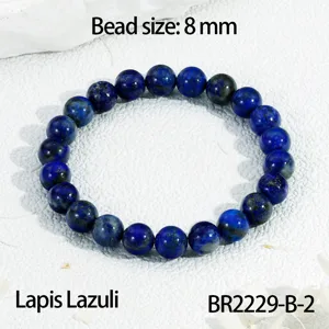 Gedetailleerde close-up van 8mm natuurlijke lapis lazuli edelsteen kralen armband, elastisch.