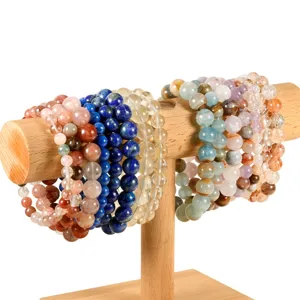 Gedetailleerd overzicht van kleurrijke natuurlijke edelsteen kralen armbanden.