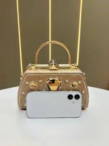 Détail exquis de sac à main de soirée en strass doré, pochette de luxe en cristal.