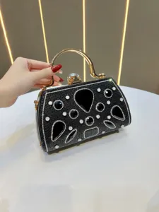 Élégante pochette de soirée noire en strass avec poignée dorée et diamants scintillants.