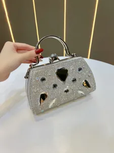 Sac de soirée pochette strass argenté avec cristaux scintillants et poignée en métal.