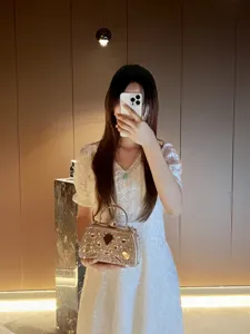 Détail du sac à main de soirée étincelant en strass avec poignée en métal pour style fête.