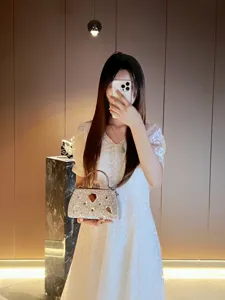 Sac de soirée étincelant en strass avec design en cristal élégant, parfait pour les fêtes.