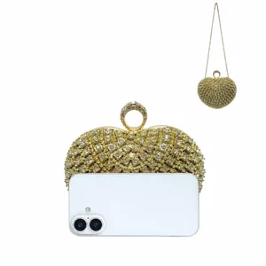 Borsa da sera a cuore in strass con tracolla a catena e dimensioni dettagliate per donna.