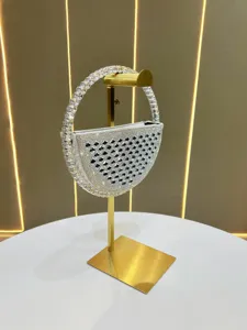 Borsa da sera mezza luna in cristallo scintillante con manico ad anello di strass.