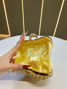 Vista di dettaglio borsa sera cuore strass chiusura istruzioni con catena oro nuova