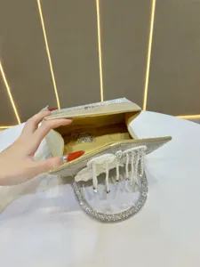 Detailansicht der eleganten glitzernden Strass-Abendtasche mit filigranen Perlenquasten.