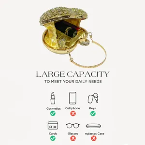 Dettaglio borsa pochette cuore di cristallo con capacità interna spaziosa e design strass.