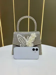 Glänzende Strass Abendtasche mit edlem Schmetterling und Perlen für elegante Partys.