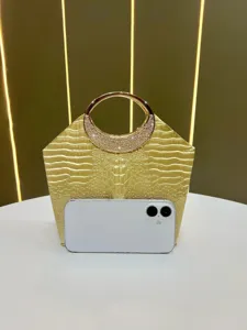 Borsa da sera dorata con motivo coccodrillo e manico rotondo in strass per festa.