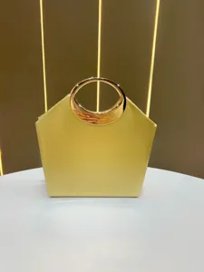 Vista dettagliata della borsa da sera gialla con manico ad anello dorato, elegante per eventi.