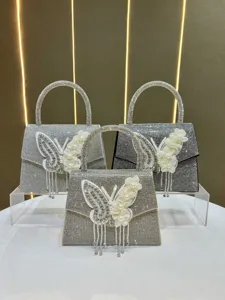 Glitzernde Strass Handtasche mit eleganter Schmetterlingsapplikation und Fransen für Partys.