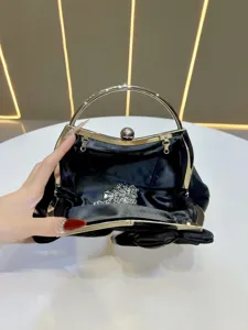 Sac de soirée clutch en satin noir avec poignée en métal et chaîne pour femmes
