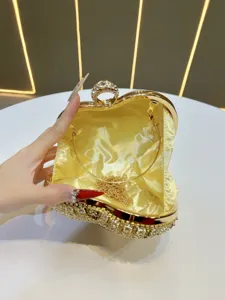 Elegante Borsa da Sera a Cuore con Strass Chiusura ad Anello Metallico Raso Dorato Borsetta