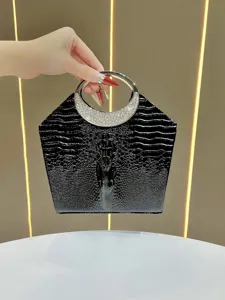 Elegante borsa da sera nera con motivo coccodrillo e manico rotondo tempestato di strass.