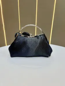 Sac de soirée noir en satin avec poignée anneau métallique, pochette élégante pour robe de banquet.