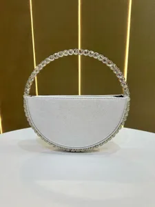 Dettaglio splendido con manico in strass su borsa da sera argentata, elegante.