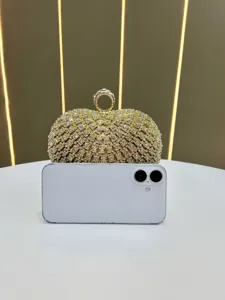 Borsetta da sera in cristallo dorato, strass brillanti a cuore con manico ad anello.