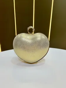 Elegante borsa a mano a forma di cuore dorato con manico in strass per feste ed eventi.