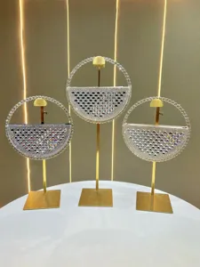 Dettaglio borsa da sera rotonda in strass elegante, borsetta scintillante per feste.