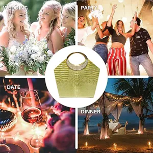 Dettagli dell'elegante borsa da sera con texture coccodrillo e manico in strass.