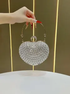 Elegante borsa da sera a forma di cuore con luminosi strass e manico in metallo chic.