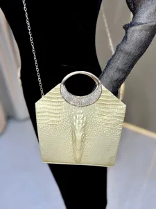 Elegante borsa da sera con stampa coccodrillo, strass scintillanti e catena per feste.