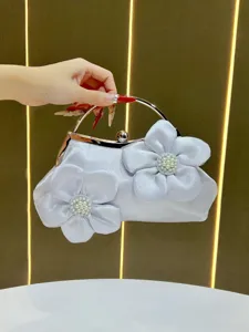Gros plan détaillé du sac de soirée en satin élégant avec ornements de perles florales.
