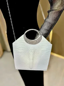 Elegante borsa da sera bianca con manico rotondo in strass e stampa coccodrillo chic.