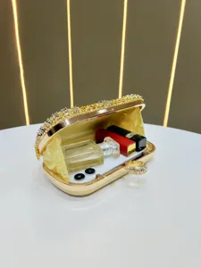 Lujoso bolso de noche con diamantes de imitación y cristales brillantes, diseño dorado.