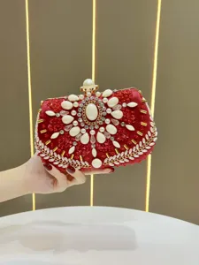 Detailansicht der roten Abendtasche, wunderschön verziert mit Perlen und funkelndem Strass.