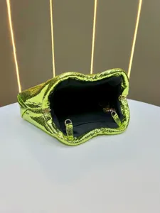 Sac pochette brillant motif serpent vert néon, sac à main bandoulière femme soirée détail