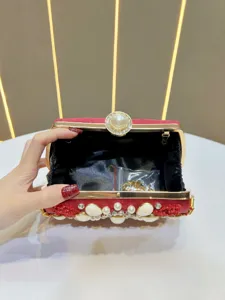 Elegante rote Abendtasche mit Perlen und Strass, ideal für Bankette und festliche Anlässe.