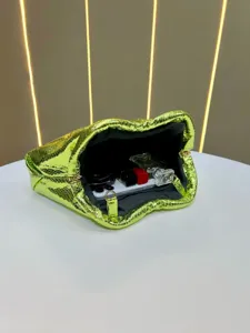 Vue détaillée de l'intérieur de la pochette à main verte brillante avec capacité.