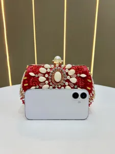 Exquisite rote Abendtasche mit funkelnden Strasssteinen und eleganten Perlen für Partys.