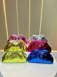 Sac pochette de soirée métallique brillant pour femmes, sac bandoulière élégant pour fête.