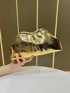 Sac pochette de soirée doré métallique avec texture serpent chic, design nuage pour femmes.