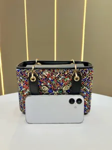 Détail du sac de soirée étincelant en strass colorés avec cristal papillon et format.