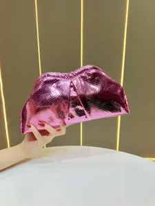 Vue rapprochée du sac pochette métallique rose présentant un design plissé façon nuage.