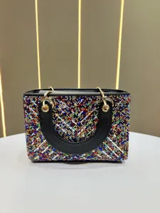 Détail de sac à main de soirée en strass, présentation de sac bandoulière en cristal coloré.